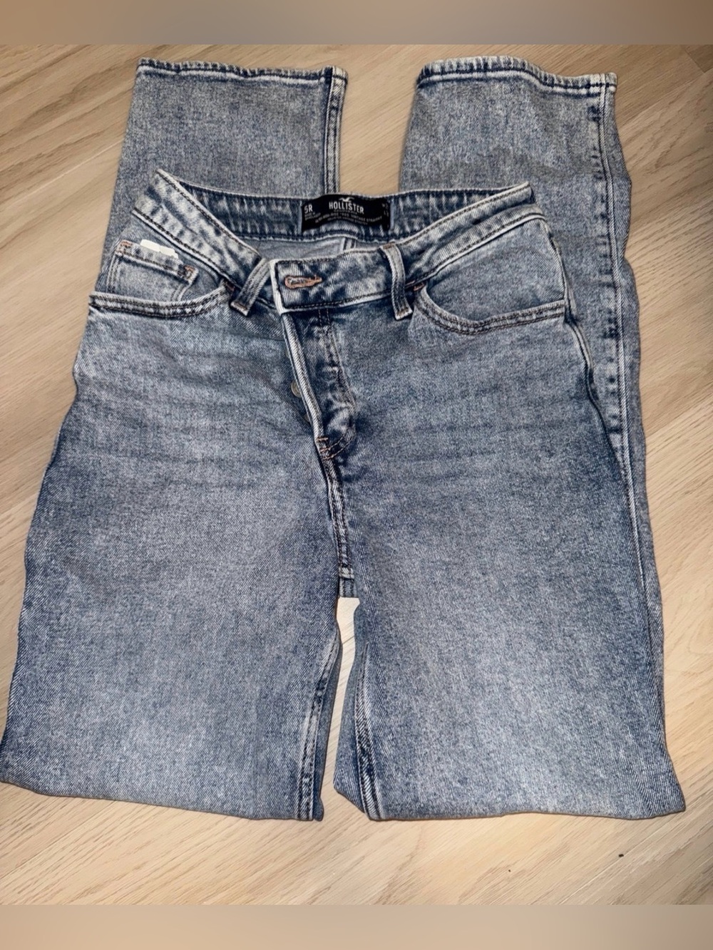 Hollister Ultra High-Rise ’90s Straight Jeans – Size 5R- W27-L31